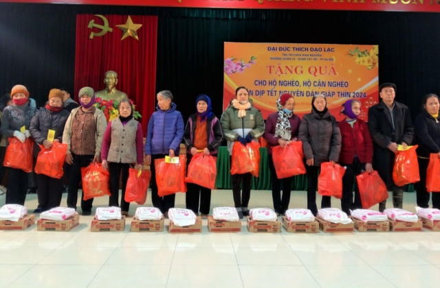 Đại Đức Thích Đạo Lạc trao quà Tết cho bà con hộ nghèo, cận nghèo