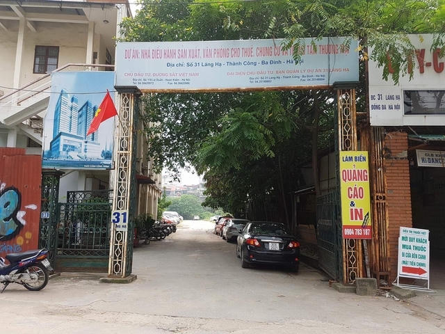 Khu đất vàng 10.000 m2 của Tổng công ty Đường sắt Việt Nam tại số 31 Láng Hạ (Hà Nội) đang được biến thành Dự án nhà điều hành sản xuất, văn phòng cho thuê, chung cư và trung tâm thương mại. Tuy nhiên 2 năm nay khu đất này trong tình trạng "án binh bất động", trở thành nơi trông giữ ô tô.