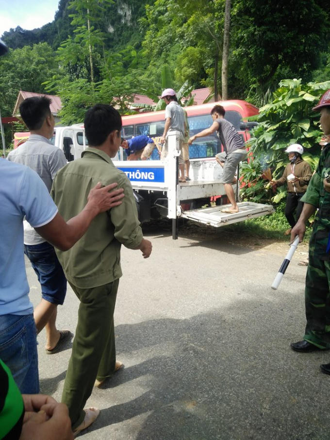 Cơ quan chức năng tới khám nghiệm hiện trường. Ảnh: CTV