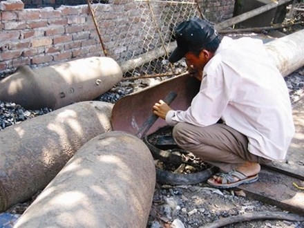 Đục bom ghỉ để lấy thuốc.