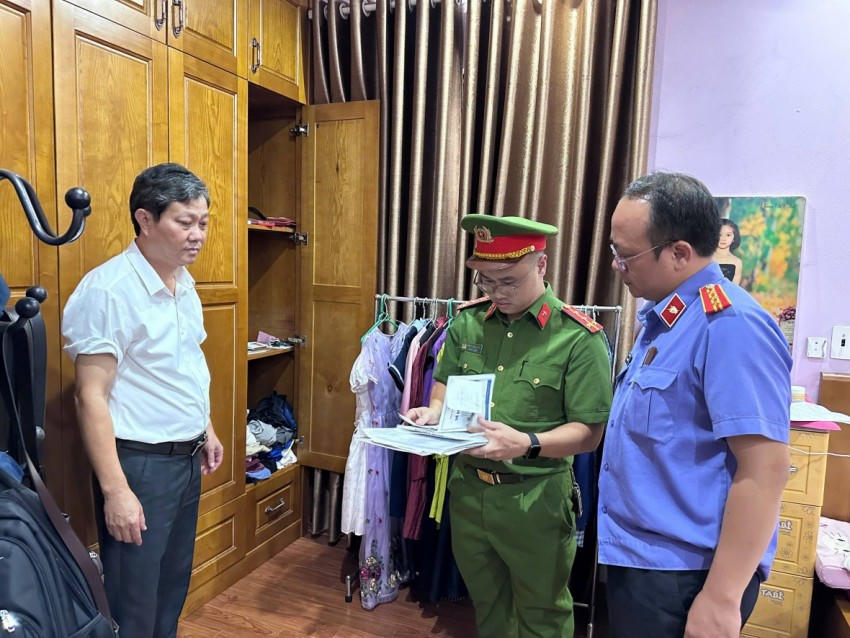 Cơ quan CSĐT thi hành Lệnh khám xét nơi ở của đối tượng Nguyễn Văn Cường. (Ảnh: Công an Lào Cai).