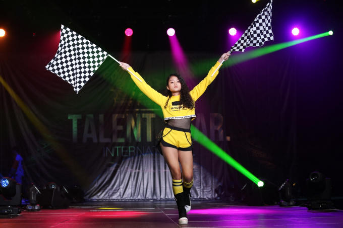 Dàn mẫu nhào lộn, múa lụa trên sân khấu thời trang Hong Kong