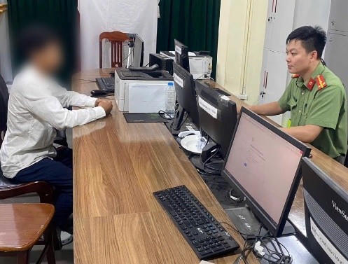 Công an xã làm việc với anh N.H.S.