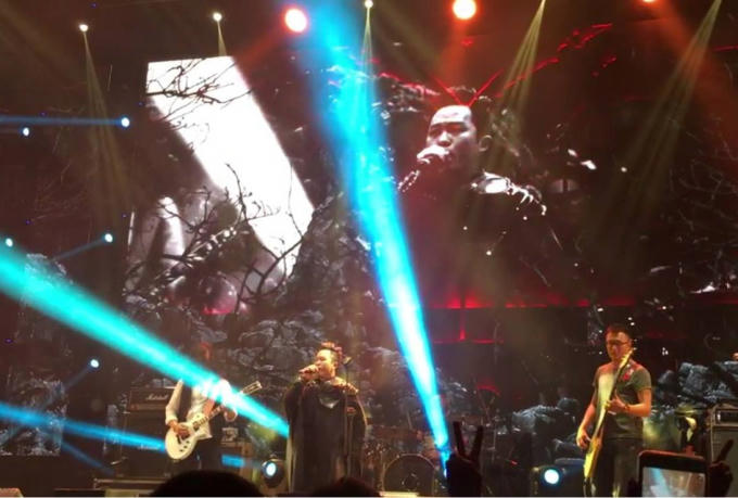 Nam ca sĩ Tùng Dương thể hiện ca khúc quen thuộc Người đàn bà hóa đá.