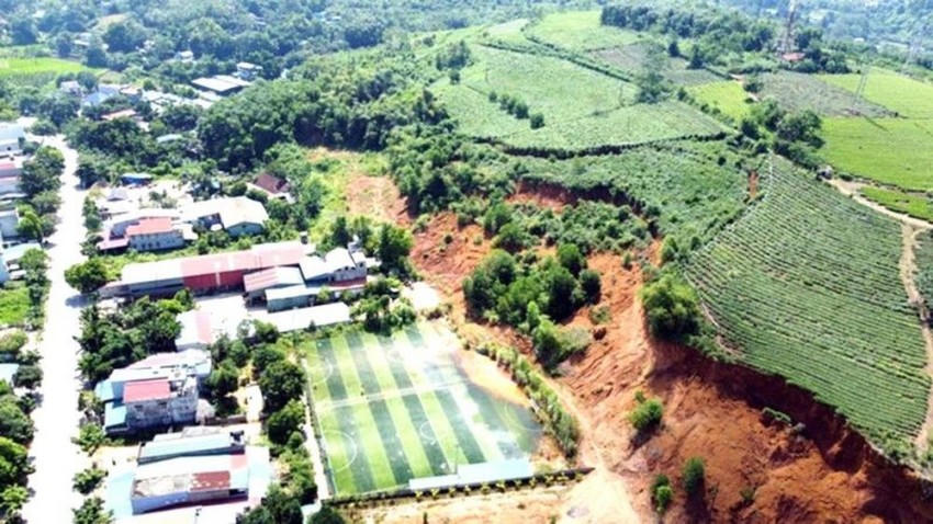 Đồi Viba phường An Tường bị sạt, trượt gây nguy hiểm cho người, tài sản của nhiều hộ dân. (Ảnh: XD)