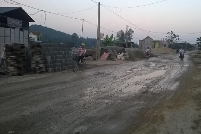 Nhiều đoạn đường người ta phải cho xe rưới nước hằng ngày để đường đỡ bụi (ảnh Duy Ngợi)