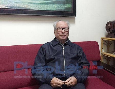 TS Lê Viết Khuyến - Nguyên Phó Vụ trưởng Vụ giáo dục đại học (Bộ GD – ĐT), Nhà nghiên cứu của Trường Đại học Bình Dương chia sẻ cùng PV. Ảnh: Loan Bảo.