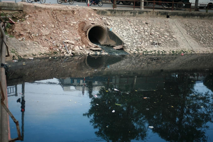 Sông Kim Ngưu nay đã biến đổi với một màu đen của ô nhiễm... Những con sông