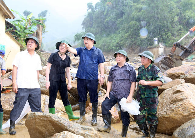 Phó Thủ tướng Trịnh Định Dũng chỉ đạo công tác khắc phục hậu quả tại hiện trường khu vực lũ quét ở thị trấn Mù Cang Chải, tỉnh Yên Bái.