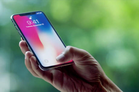 Người dùng có thể mở khóa iPhone X bằng Face ID.