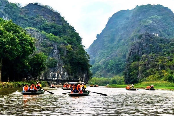 Du khách tham quan, trải nghiệm Khu du lịch Tam Cốc-Bích Động, phường Nam Hoa Lư.