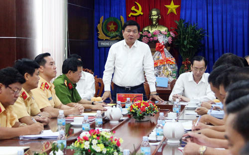 Bí thư Thành ủy Đinh La Thăng chủ trì buổi làm việc với Phòng Cảnh sát giao thông TP HCM. Ảnh: Thiên Ngôn.