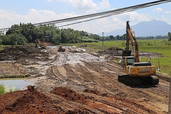 Thi công phần nền đường đoạn qua xã Thạch Khoán, huyện Thanh Sơn.