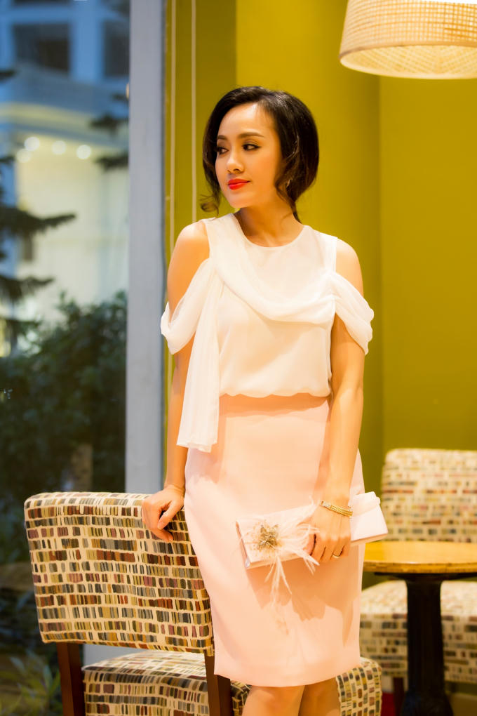 Chỉ với ba t&ocirc;ng m&agrave;u hồng, đỏ v&agrave; m&agrave;u nude, BTV Ho&agrave;i Anh thu h&uacute;t sự ch&uacute; &yacute; khi c&ocirc; thả d&aacute;ng tr&ecirc;n phố bởi vẻ l&ocirc;i cuốn kh&oacute; cưỡng.