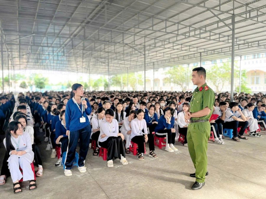Công an xã tuyên truyền, phổ biến pháp luật về phòng chống ma túy tại các điểm trường.
