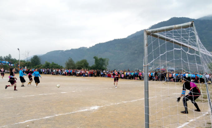 Trận đấu kết thúc với tỉ số 4-1 nghiêng về đội tuyển các cô gái đội Sán Chỉ, xã Húc Động.