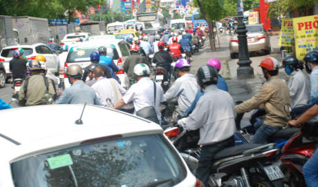 Biển người về qu&ecirc; ăn tết, đường v&agrave;o s&acirc;n bay T&acirc;n Sơn Nhất kẹt cứng