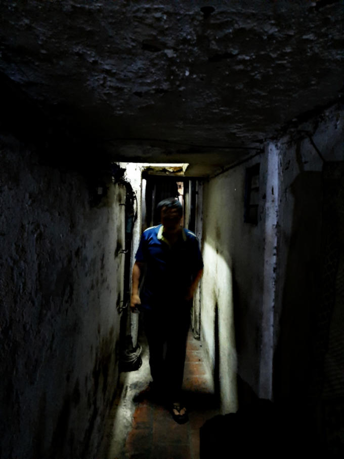 Con ngõ chật hẹp chỉ vừa người anh Xuân đi