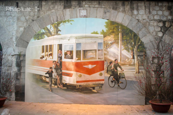 Hình ảnh tàu điện leng keng tàu điện leng keng gợi nhắc cho những người dân Hà Nội về ký ức của thời bao cấp vốn đã lùi vào dĩ vãng.