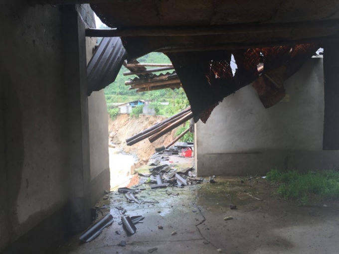 Mưa lũ trút xuống khiến nhiều xã ở huyện Bát Xát chìm trong biển nước, hàng ngàn ngôi nhà ngập trong nước, nhiều người dân bị cô lập.