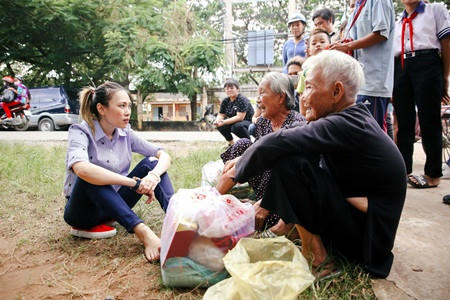 Hình ảnh nữ ca sĩ ngồi bệt xuống vệ đường để trò chuyện cùng những cụ già đang chờ người nhà đón bên lề đường làm nhiều người không khỏi xúc động.