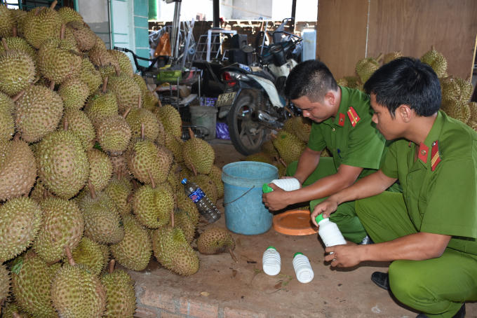 Lực lượng Công an Kon Tum đang kiểm tra và lập biên bản vi phạm tại cơ sở của bà Tuyết