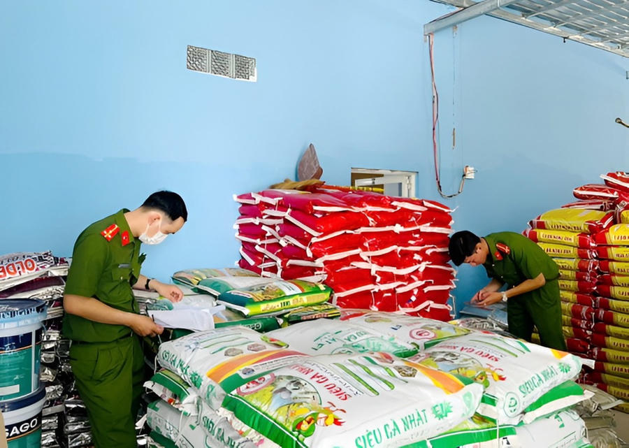 Cán bộ Phòng Cảnh sát Kinh tế, Công an tỉnh Cà Mau kiểm tra, phát hiện nhiều sản phẩm không rõ nguồn gốc, xuất xứ.