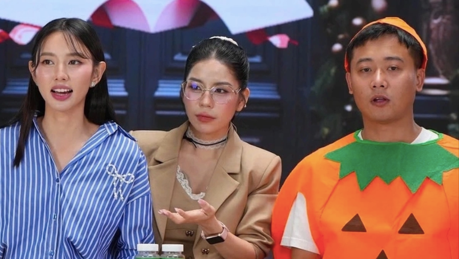 Hoa hậu Thùy Tiên, Hằng Du Mục, Quang Linh Vlogs (từ trái sang phải) khi quảng cáo bán kẹo Kera.