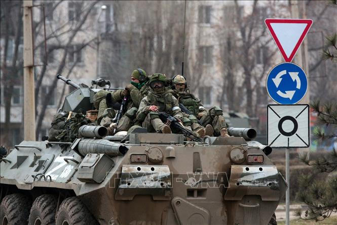 Xe quân sự Nga di chuyển trên tuyến đường gần Armiansk, Bán đảo Crimea, ngày 25/2/2022. Ảnh: AFP/TTXVN