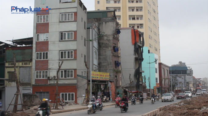 Sau khi thu hồi và đền bù, một số nhà vẫn chưa kịp sửa lại, tạo nên những đường nham nhở phần mặt trước. (Ảnh: Lê Hải)
