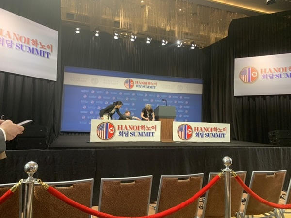 Hình ảnh của phóng viên Steve Herman gửi về cho thấy khu vực mới được lập lên khá vội để phục vụ cho cuộc họp báo đã được đổi lịch của ông Trump.