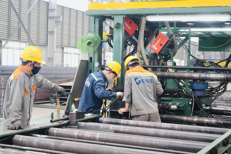 Cộng đồng DN đang mong đợi chính sách hỗ trợ từ ngành ngân hàng giúp sản xuất, kinh doanh vượt qua khó khăn. Trong ảnh, sản xuất tại một DN ngành cơ khí chế tạo ở KCN Thạnh Phú, tỉnh Đồng Nai