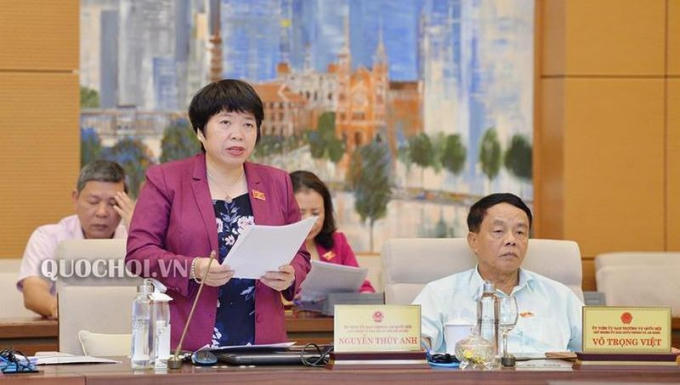 Chủ nhiệm Ủy ban về các vấn đề xã hội trình bày báo cáo.