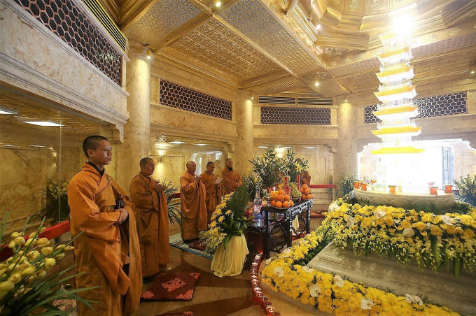 Trong ngày cung rước xá lợi Phật lên đỉnh thiêng Fansipan, sau phần lễ, các sư thầy và nhiều Phật tử cùng du khách bốn phương đã hoan hỉ thành tâm chiêm bái, chắp tay nguyện cầu bình an cho gia đình, cho đất nước trước xá lợi Phật linh thiêng…