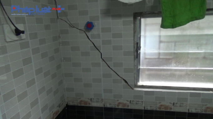 Tại phòng vệ sinh, ngoài các vết nứt, mặt tường do tác động đã bị nghiêng, kéo theo đường ống nước trong tường bị vỡ.