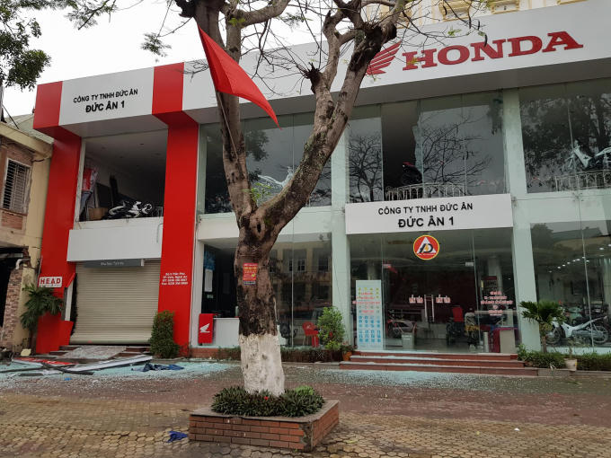 Một số tòa nhà đối diện cũng hư hỏng do áp lực từ vụ nổ ...