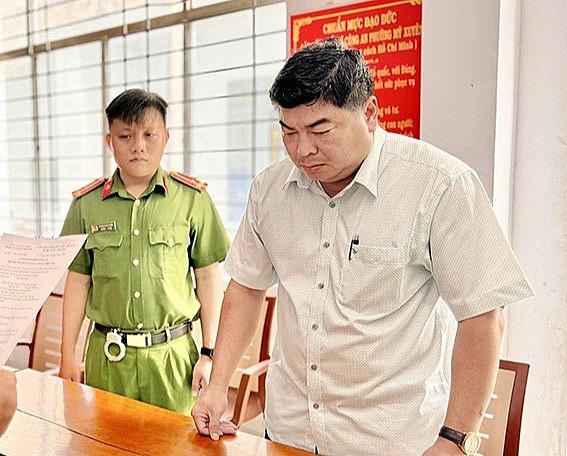 Công an tỉnh An Giang bắt cựu phó chủ tịch UBND TP Long Xuyên Nguyễn Bảo Sinh. Ảnh: TTO