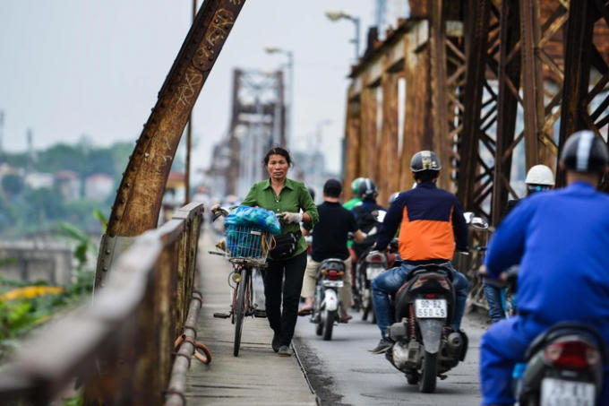 Để đi chuyển từ điển bán hàng này sang điểm khác, những người bán hàng thường dắt xe ngược chiều tại lối dành cho người đi bô.