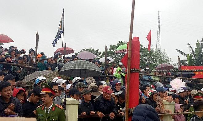 Lễ hội thu h&uacute;t đ&ocirc;ng đảo người d&acirc;n tới xem.