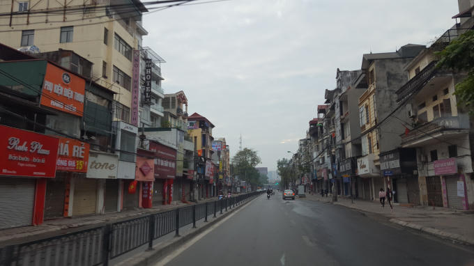 Tại phố Chùa Bộc luôn là điểm nóng về giao thông, nhưng sáng nay lại vắng lặng và yên bình hiếm gặp.