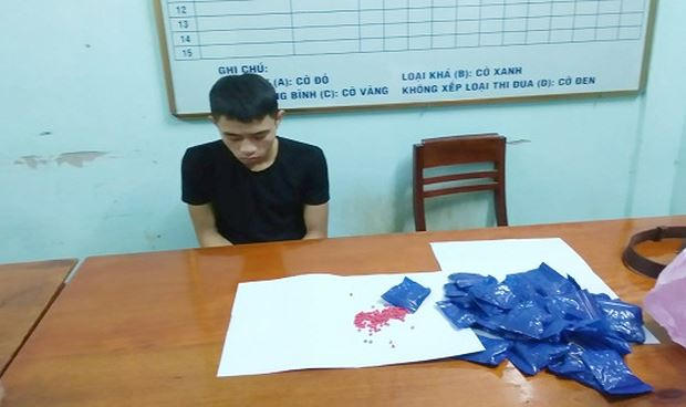 Đối tượng Trần Thanh Long cùng tang vật của vụ án.
