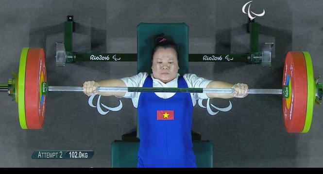 Mức tạ 102 kg giúp chị làm chủ tấm HCĐ Paralympic. Ảnh: Internet