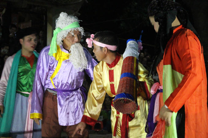 Các "diễn viên" của đoàn trò đều là người dân trong làng và mở đầu bằng những trò diễn dân gian "Tứ dân chi nghiệp" với loạt cảnh gắn liền với bốn nghề chính: sĩ, nông, công, thương.