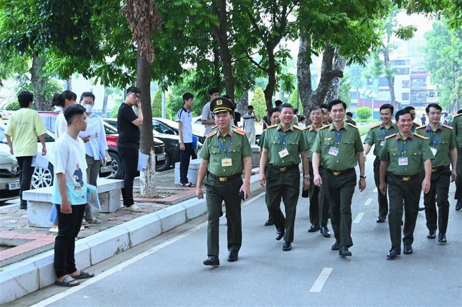 Thượng tướng Trần Quốc Tỏ kiểm tra công tác tổ chức Kỳ thi tại Hội đồng thi Học viện ANND. (Ảnh: BCA)