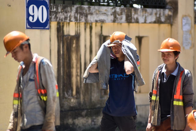 Người lao động trần m&igrave;nh dưới nắng n&oacute;ng 45 độ C