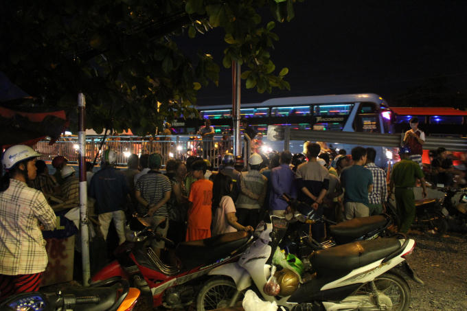 Người dân tập trung theo dõi.
