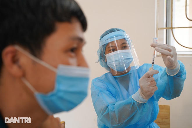 Mục tiêu quan trọng nhất hiện nay là tiêm vaccine cho người từ 18 tuổi trở lên, ưu tiên tiêm đủ mũi cho người từ 50 tuổi trở lên (Ảnh minh họa: Đỗ Quân).