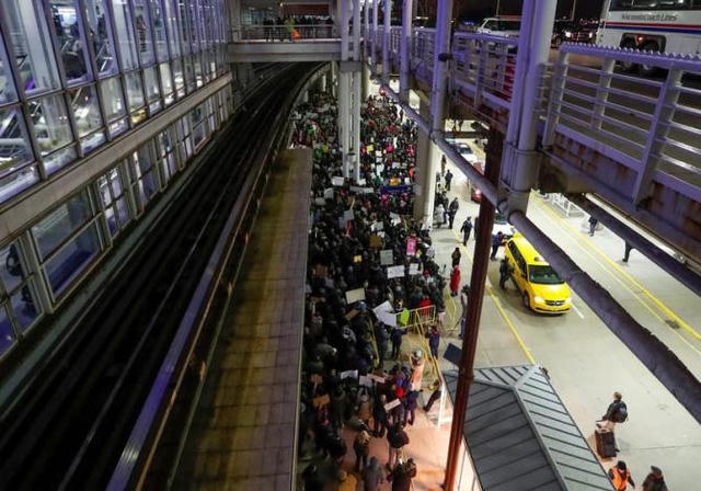 Biểu tình nổ ra tại nhiều sân bay quốc tế ở Mỹ sau sắc lệnh. (Ảnh: Reuters)