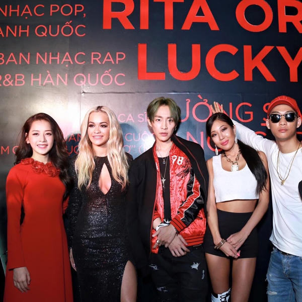 Chipu chụp ảnh cùng dàn khách mời quốc tế đêm nhạc H-Artistry. Ảnh: Internet