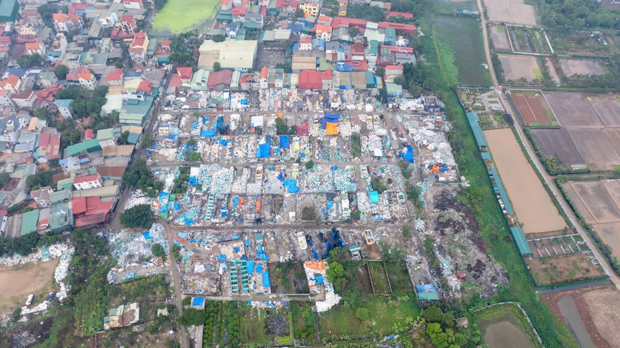 Các thửa đất nông nghiệp liệu có còn canh tác được sau khi bị biến thành bãi tập kết rác thải ô nhiễm?
